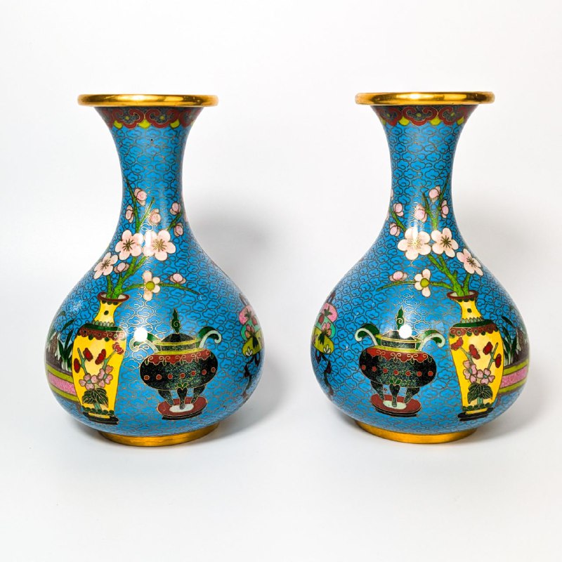 Jarrones Cloisonné Patrón de las 100 antigüedades, China c.1970