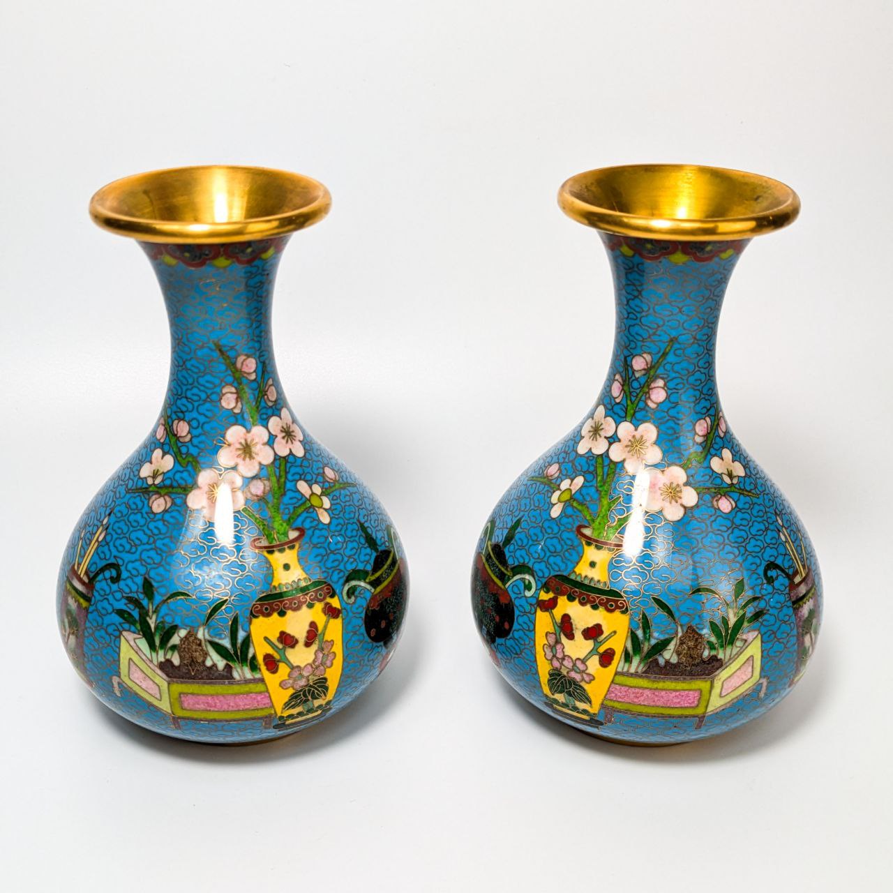 Jarrones Cloisonné Patrón de las 100 antigüedades, China c.1970