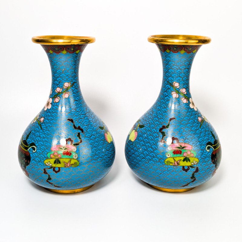 Jarrones Cloisonné Patrón de las 100 antigüedades, China c.1970