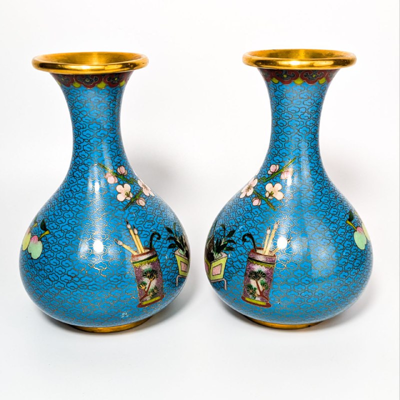 Jarrones Cloisonné Patrón de las 100 antigüedades, China c.1970