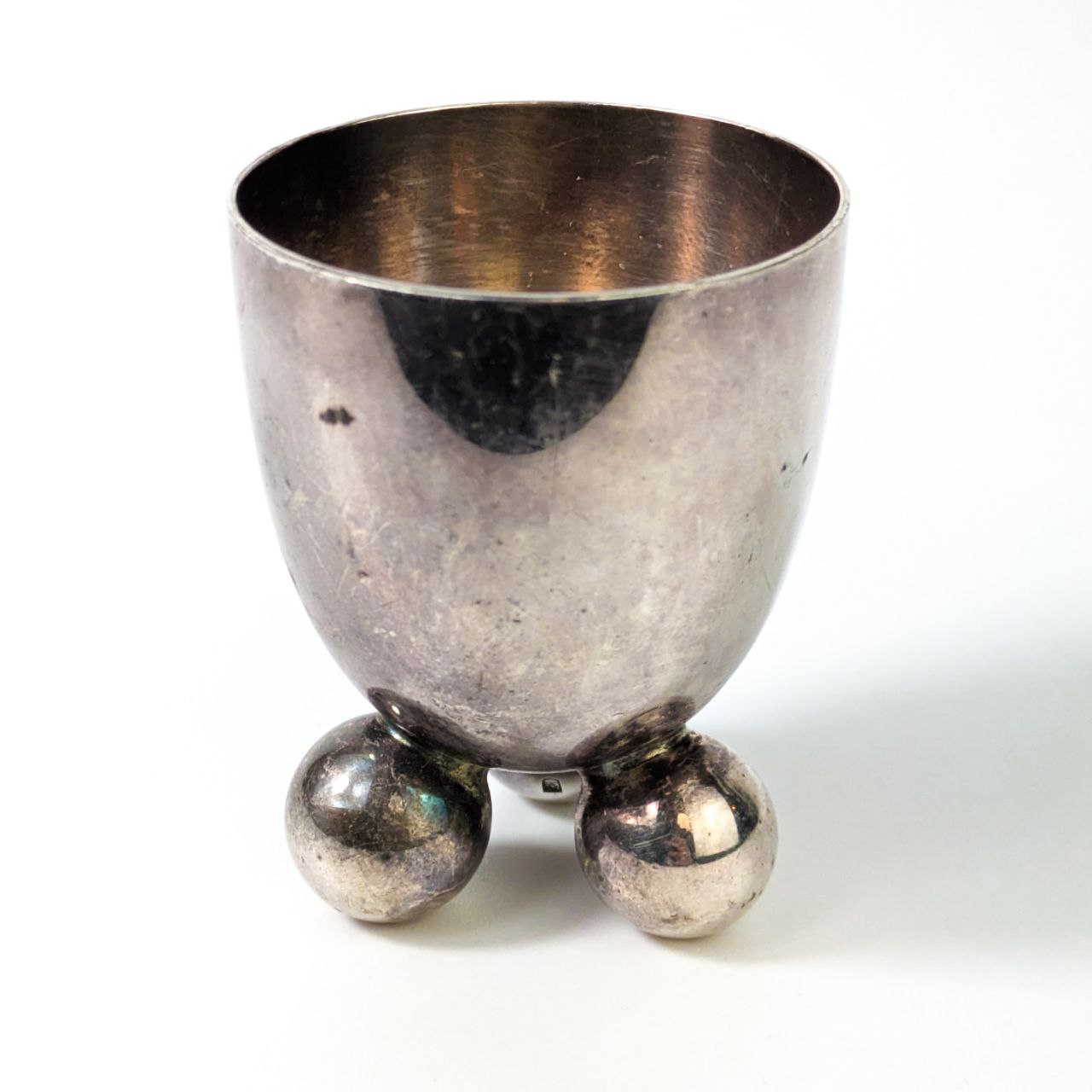 Huevera diseñada por Fritz August Breuhaus para WMF, Alemania c.1930