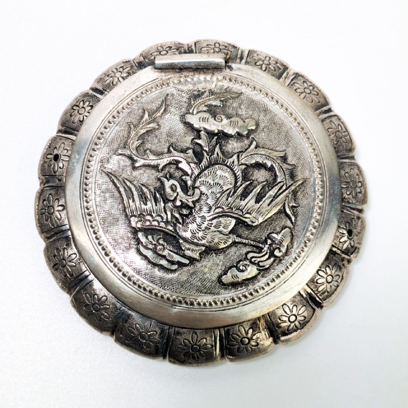 Polvorera o Caja de Maquillaje de Repousse con plata, Tailandia c.1900