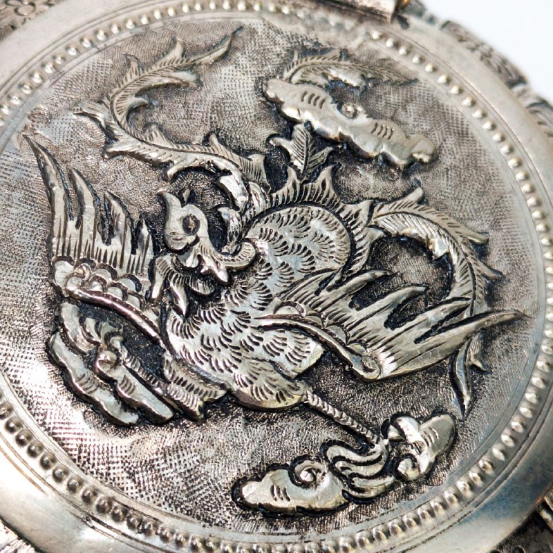 Polvorera o Caja de Maquillaje de Repousse con plata, Tailandia c.1900