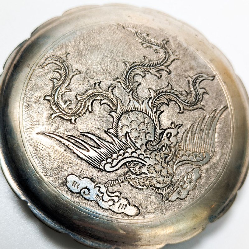 Polvorera o Caja de Maquillaje de Repousse con plata, Tailandia c.1900