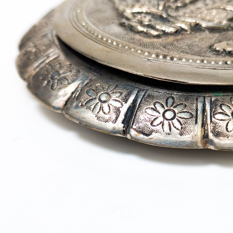 Polvorera o Caja de Maquillaje de Repousse con plata, Tailandia c.1900