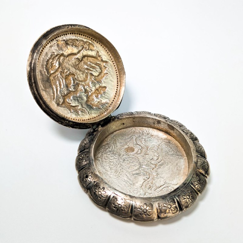 Polvorera o Caja de Maquillaje de Repousse con plata, Tailandia c.1900