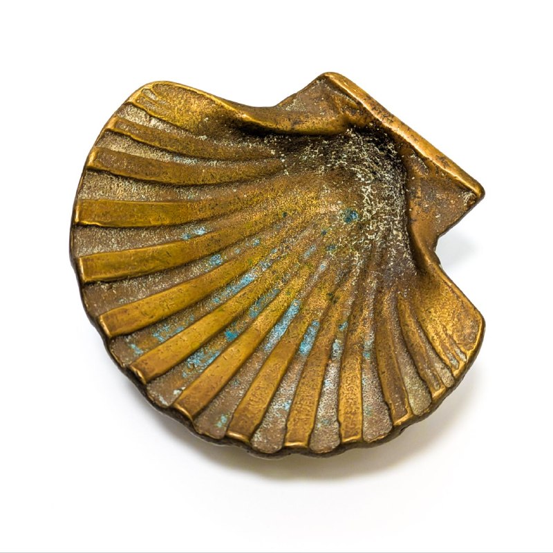 Vaciabolsillos o jabonera en forma de concha de bronce c.1950