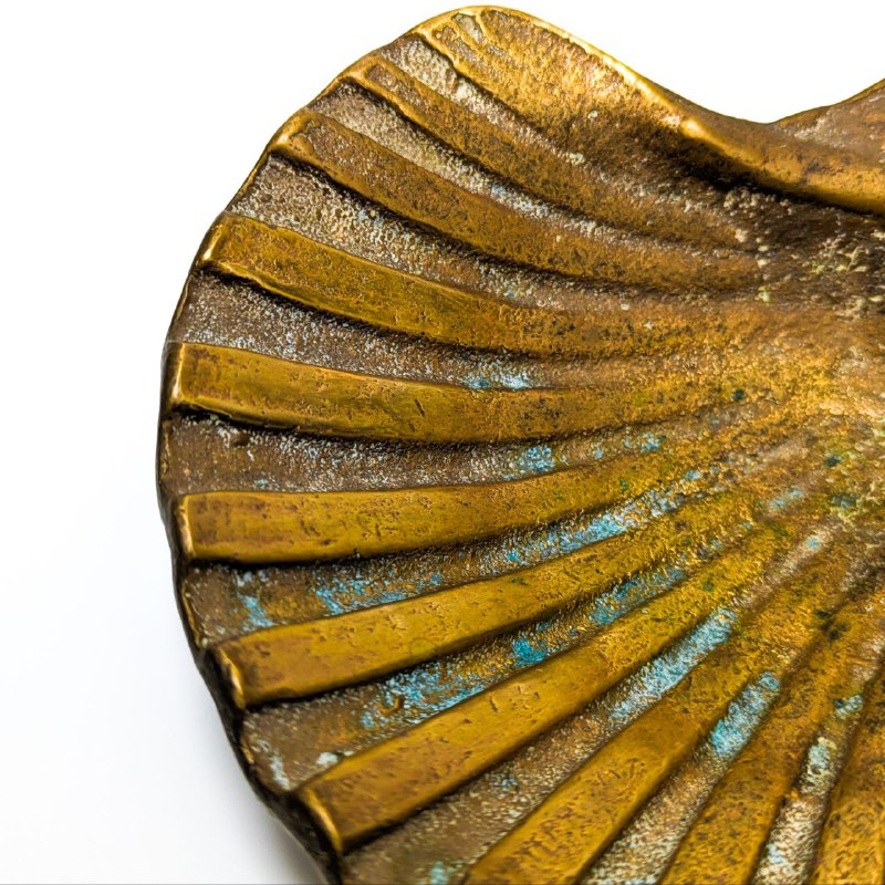 Vaciabolsillos o jabonera en forma de concha de bronce c.1950