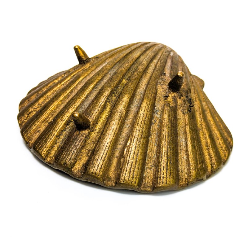 LOTE000296_03-1.jpg Vaciabolsillos o jabonera en forma de concha de bronce c.1950