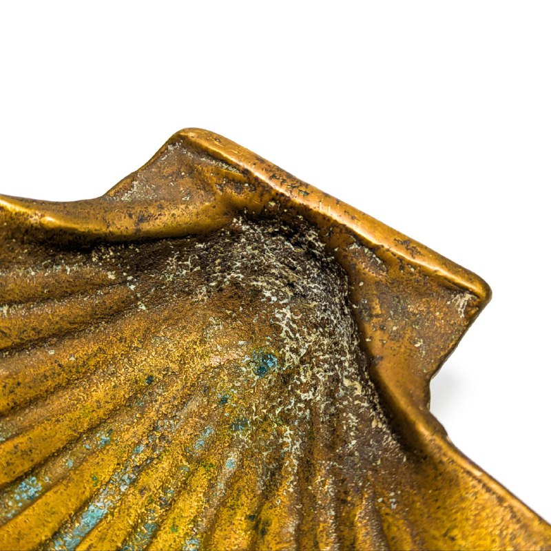 LOTE000296_04-1.jpg Vaciabolsillos o jabonera en forma de concha de bronce c.1950