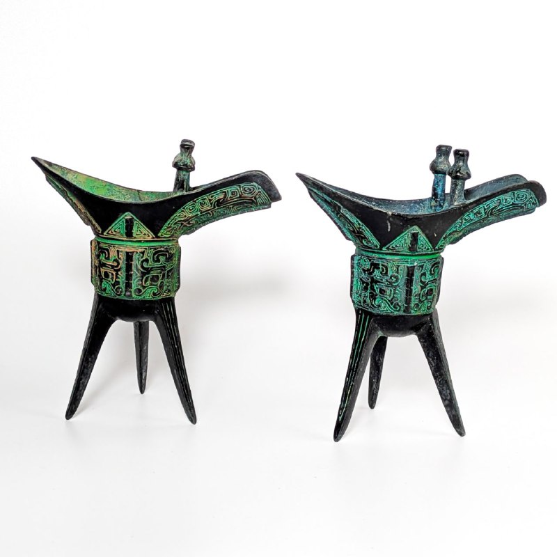 LOTE000300_01.jpg Pareja de Vasijas para Vino Arcaicas Chinas Jue del s.XX