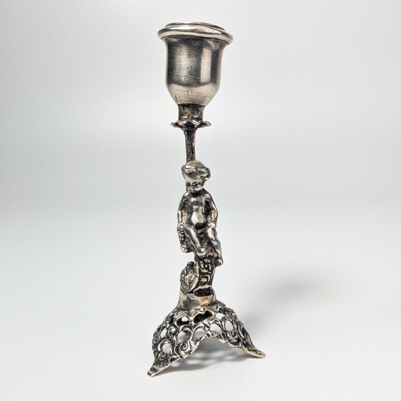 Candelabro de plata con querubin, 59g, punzón 925 c.1900