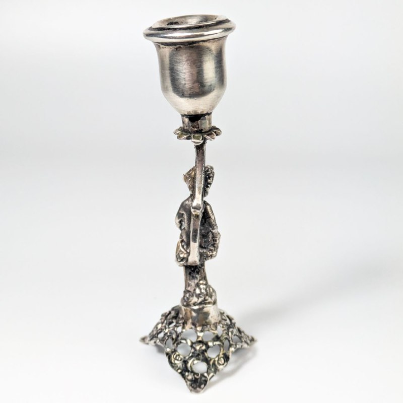 Candelabro de plata con querubin, 59g, punzón 925 c.1900