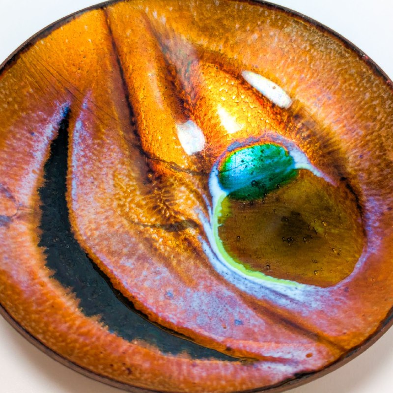 Recipiente de metal esmaltado de Julie Aves