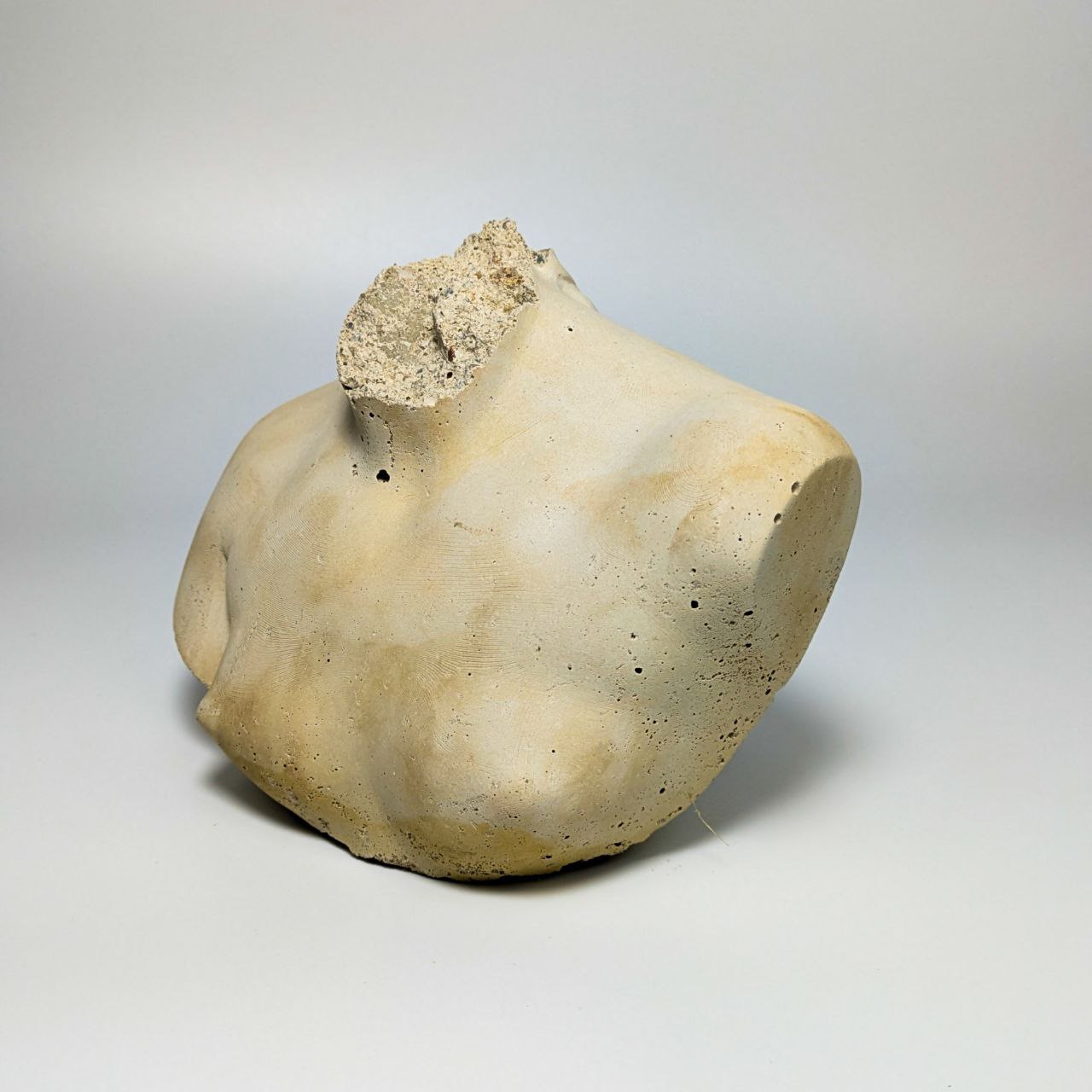 Escultura de Busto de la Venus de Milo roto