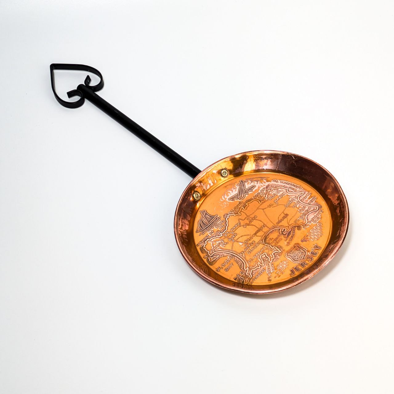 LOTE000373_01.jpg Pequeña Sartén Decorativa de cobre mapa de Jersey s.XX