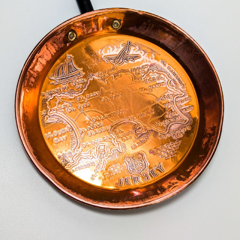 LOTE000373_02-1.jpg Pequeña Sartén Decorativa de cobre mapa de Jersey s.XX