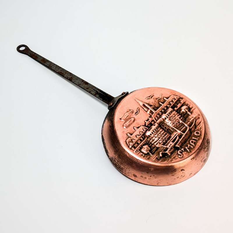 LOTE000375_01.jpg Pequeña Sartén Decorativa de cobre ST Malo Francia c.1900
