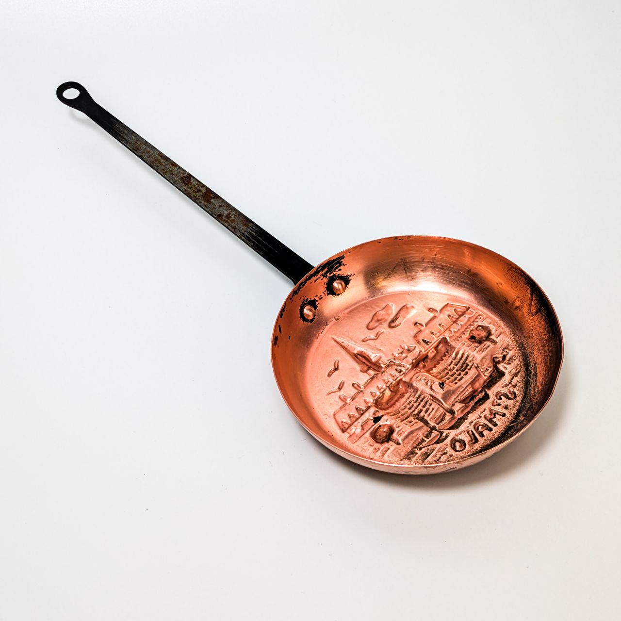 LOTE000375_02-1.jpg Pequeña Sartén Decorativa de cobre ST Malo Francia c.1900