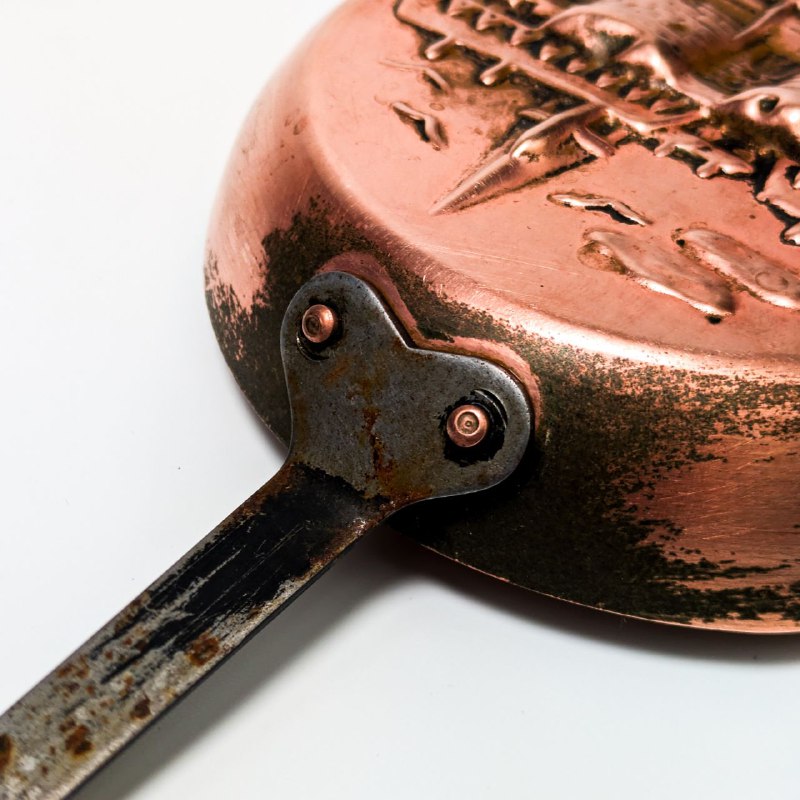 LOTE000375_04-1.jpg Pequeña Sartén Decorativa de cobre ST Malo Francia c.1900