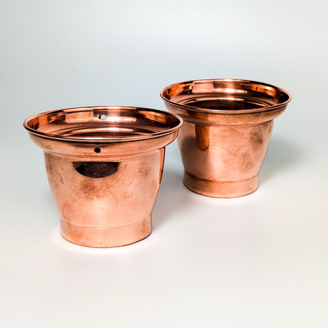 LOTE000377_01.jpg Pareja de Pequeñas macetas de cobre