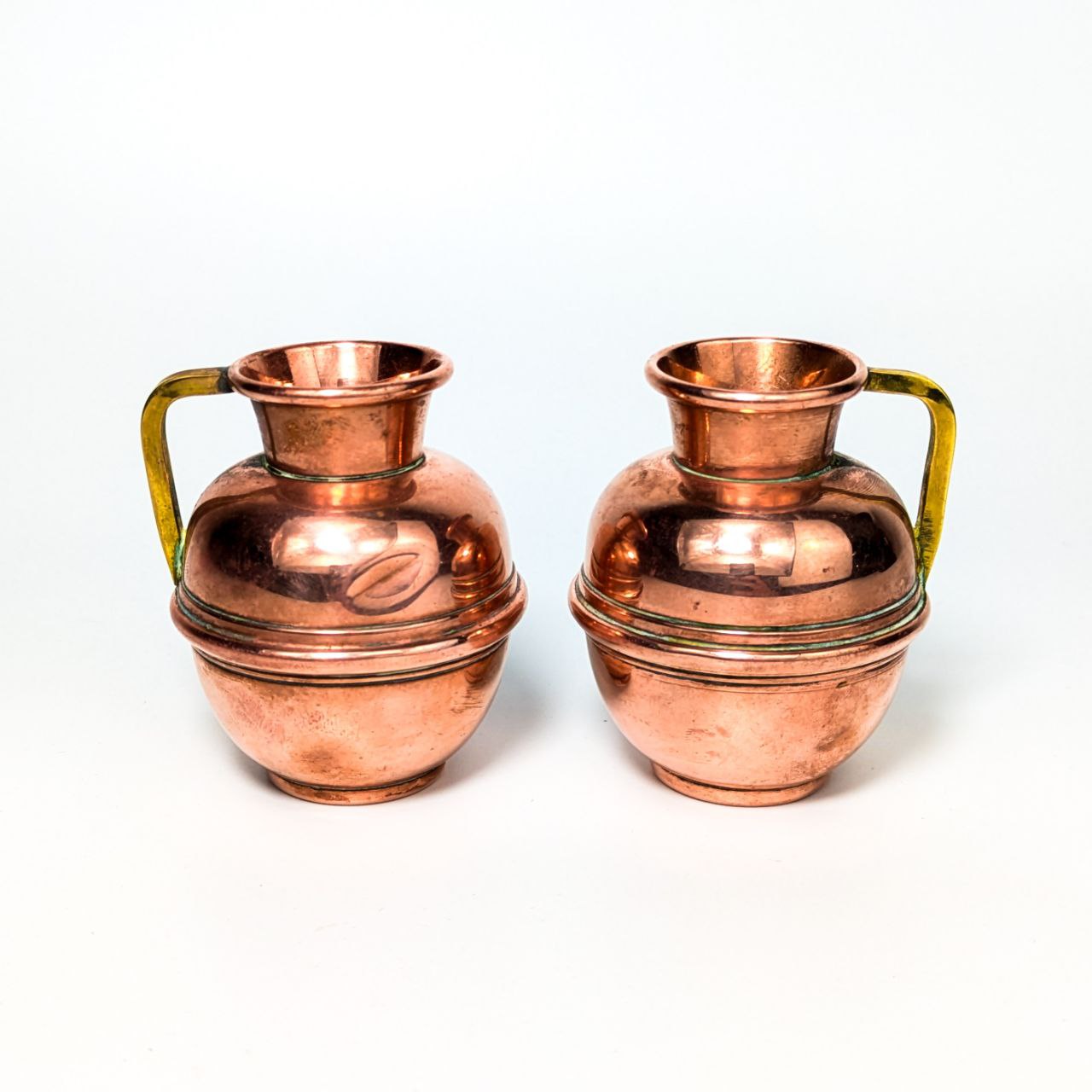 LOTE000378_01.jpg Pareja de Pequeños Jarrones de Cobre de Villedieu, Francia c.1960