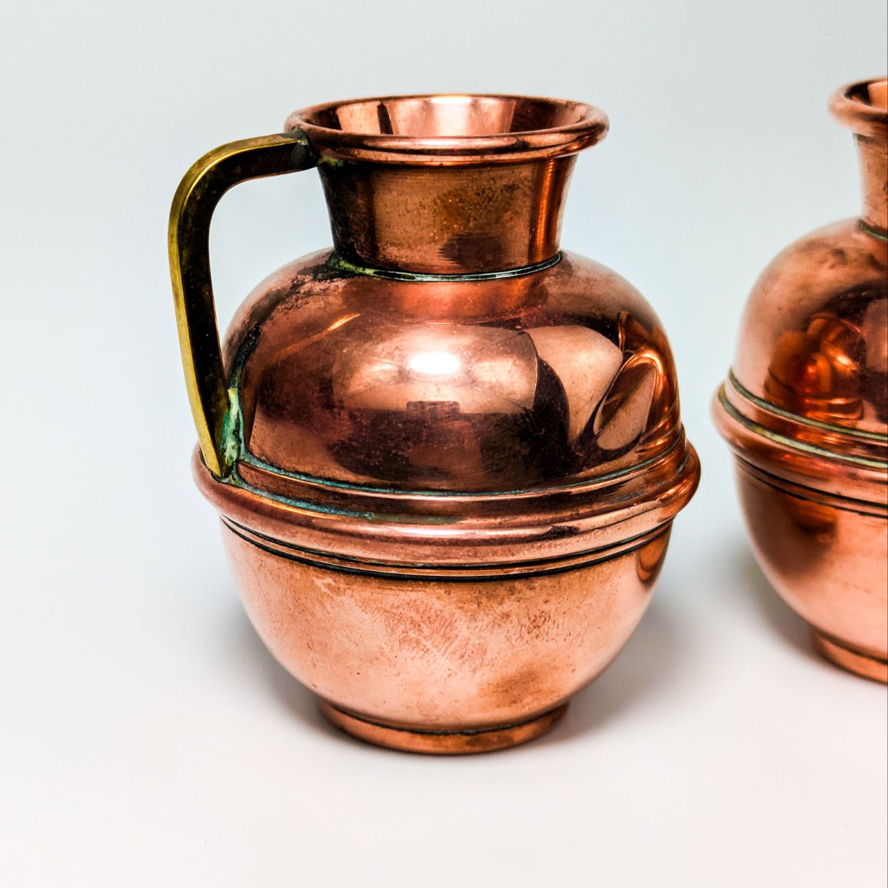 LOTE000378_02-1.jpg Pareja de Pequeños Jarrones de Cobre de Villedieu, Francia c.1960