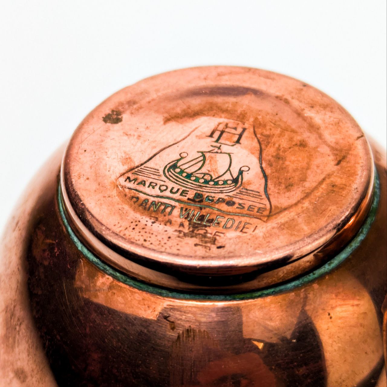 LOTE000378_04-1.jpg Pareja de Pequeños Jarrones de Cobre de Villedieu, Francia c.1960