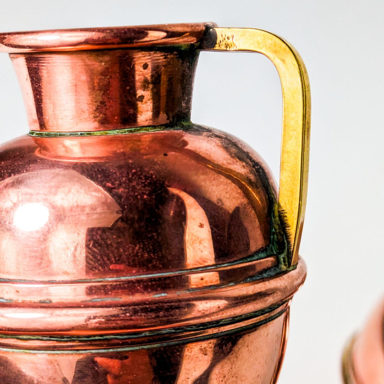 LOTE000378_05-1.jpg Pareja de Pequeños Jarrones de Cobre de Villedieu, Francia c.1960