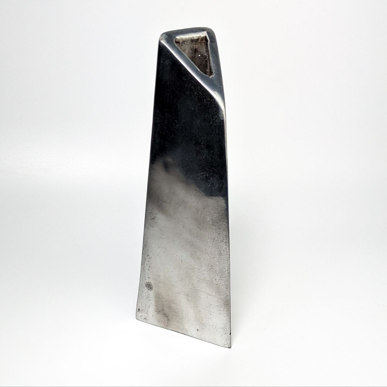 LOTE000381_01.jpg Jarrón Brutalista de Aluminio c.1970