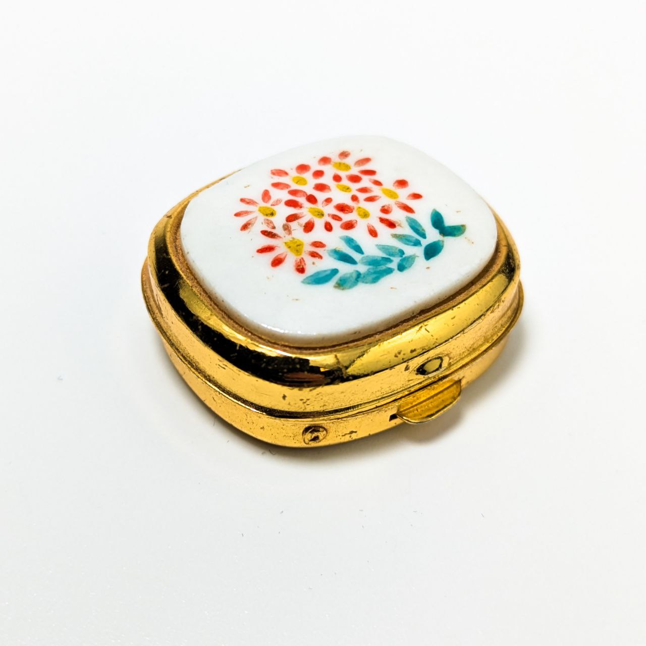 Pequeño pastillero pintado a mano c.1970