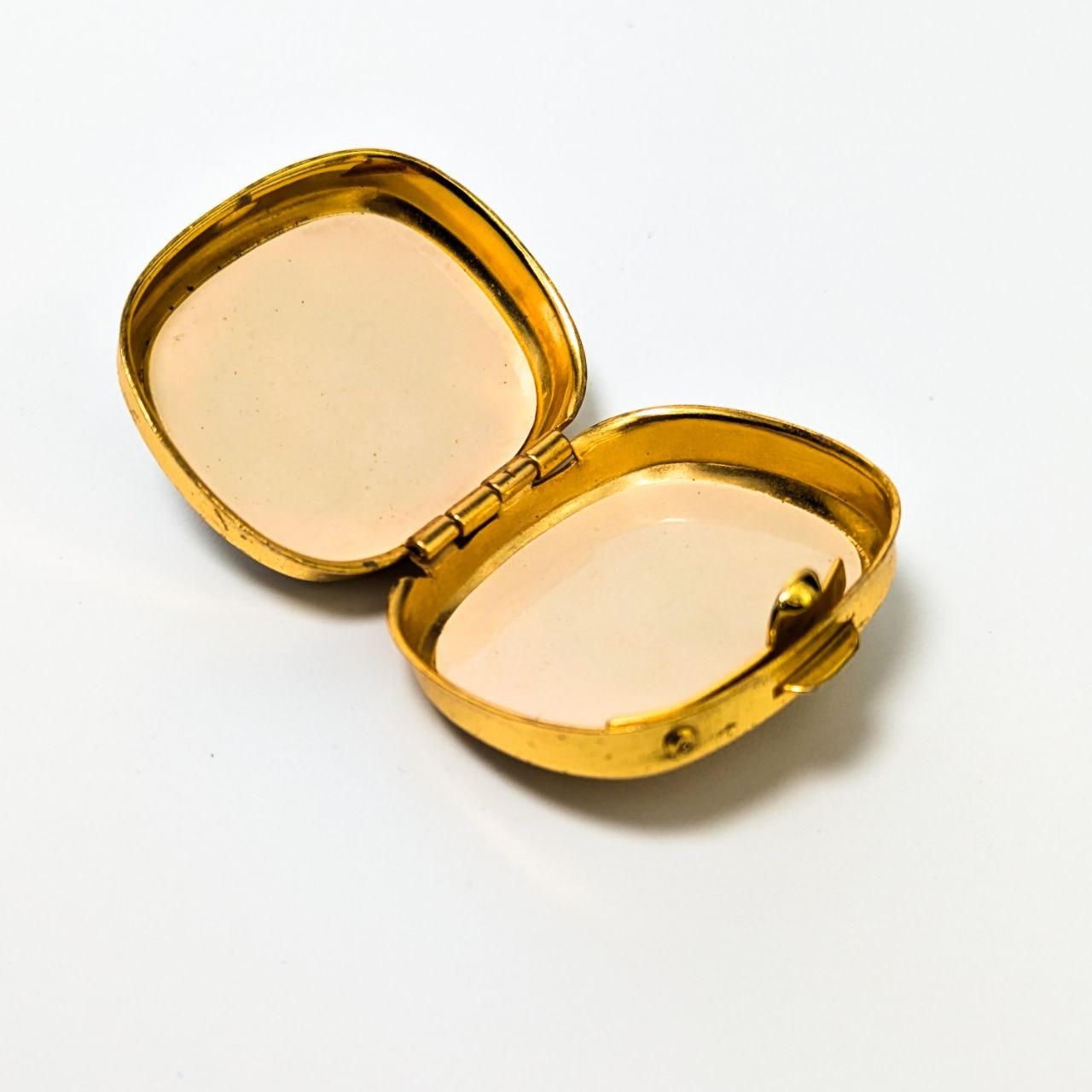 LOTE000392_02-1.jpg Pequeño pastillero pintado a mano c.1970