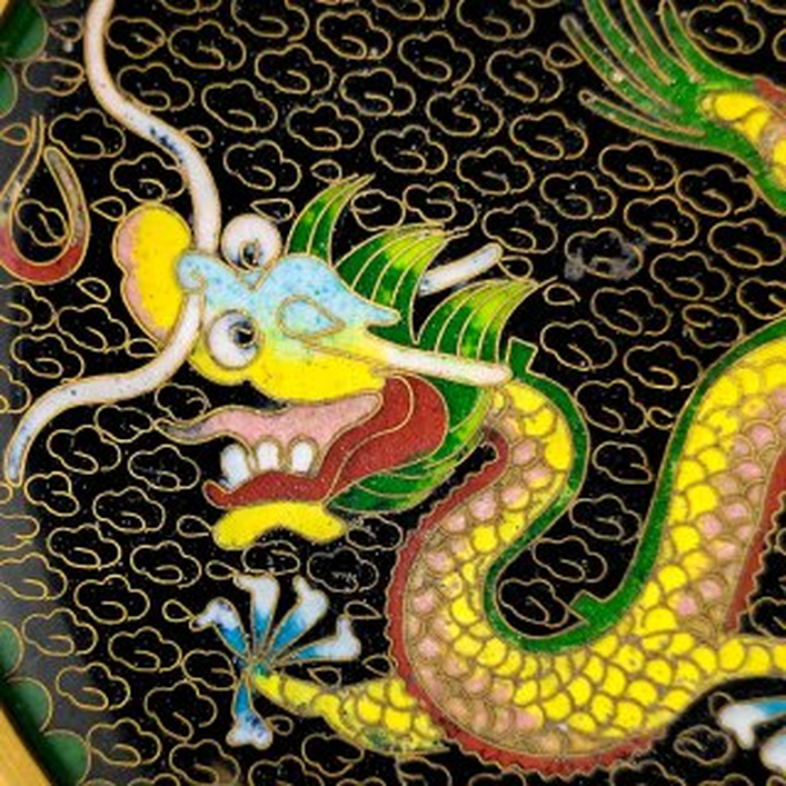 Plato de Cloisonné con dragones, China, Primera República China (1911-1949)