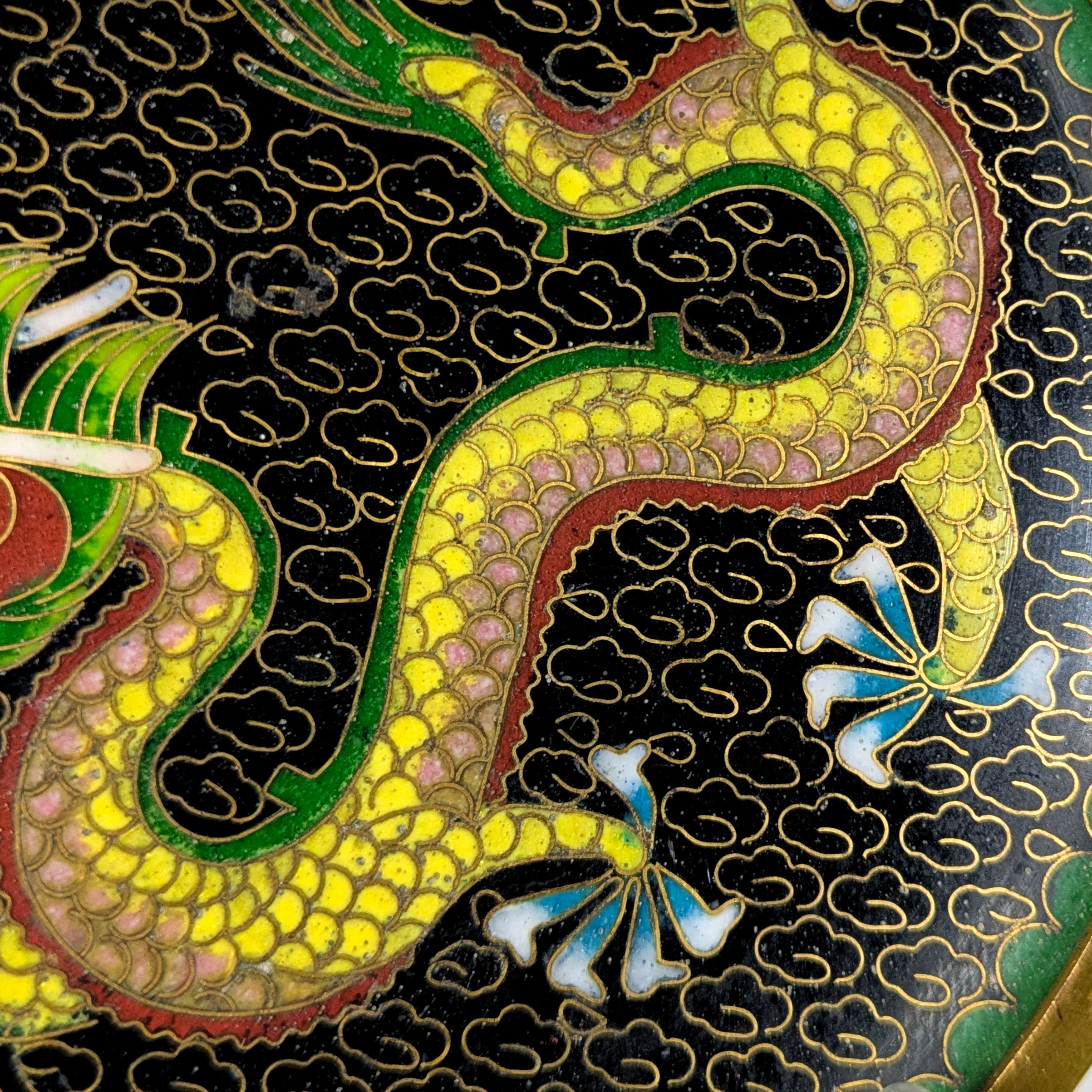 Plato de Cloisonné con dragones, China, Primera República China (1911-1949)