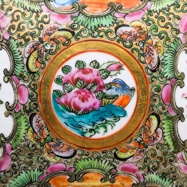Plato Rose medallion Cantonés, China, Periodo Tongzhi (1861-1875)