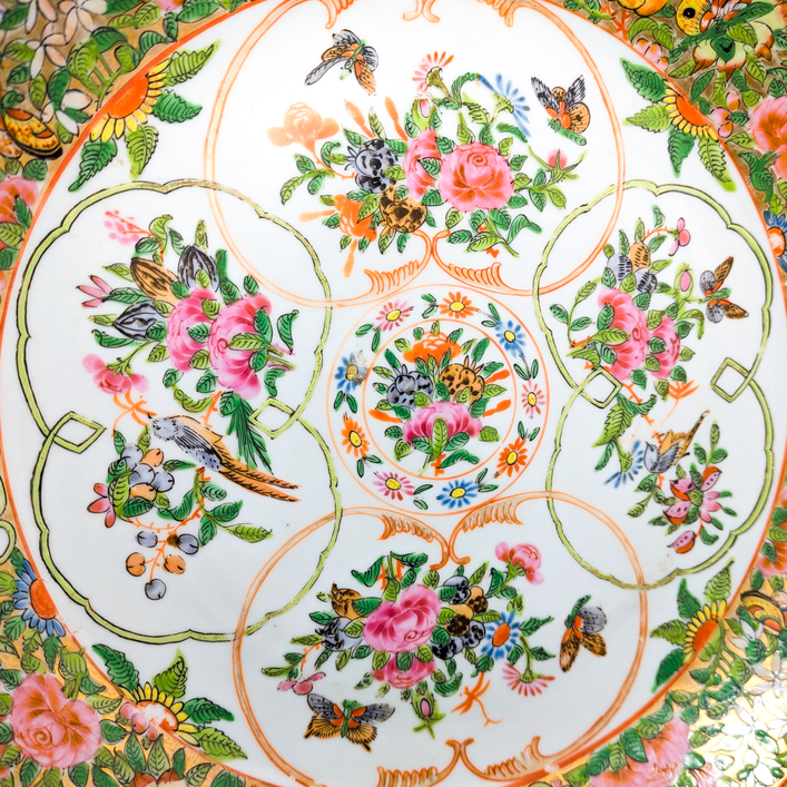 Plato Grande Rose medallion Cantonés, China, Periodo Tongzhi (1861-1875)