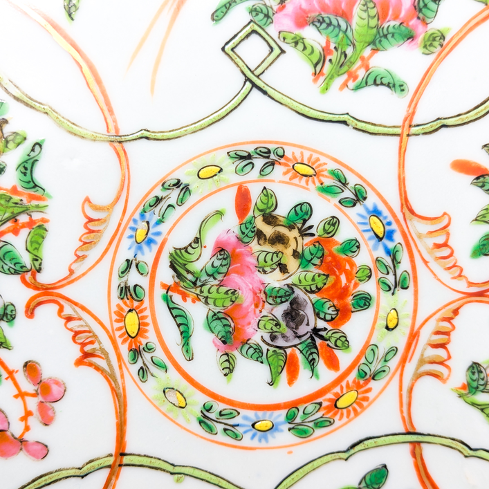 Plato Grande Rose medallion Cantonés, China, Periodo Tongzhi (1861-1875)