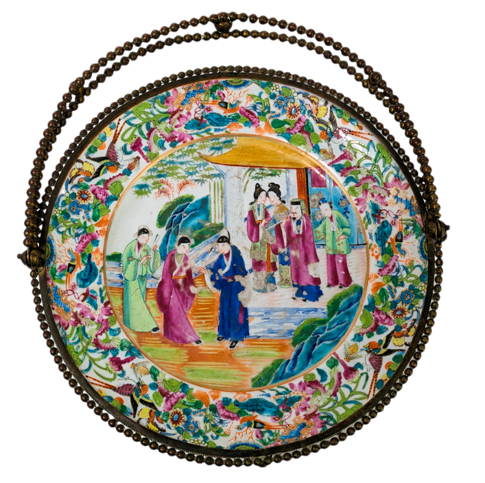Plato Famille Rose Cantonés con bronce francés, China, Periodo Daoguang (1820-1850)