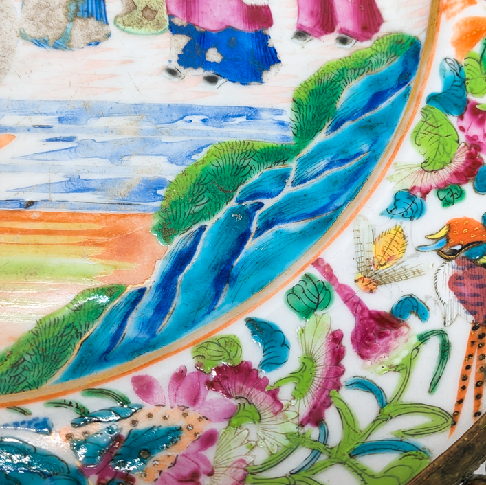 Plato Famille Rose Cantonés con bronce francés, China, Periodo Daoguang (1820-1850)