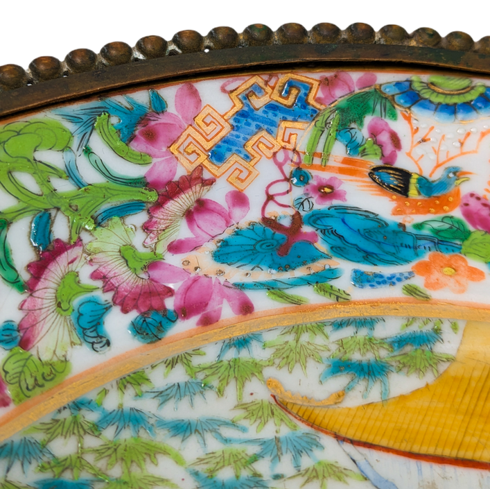 Plato Famille Rose Cantonés con bronce francés, China, Periodo Daoguang (1820-1850)