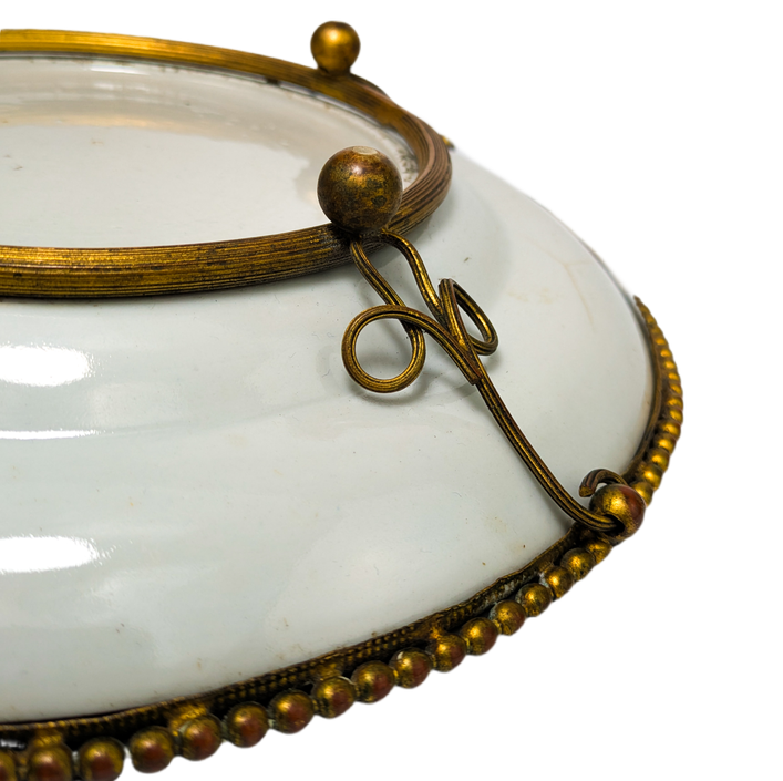 Plato Famille Rose Cantonés con bronce francés, China, Periodo Daoguang (1820-1850)