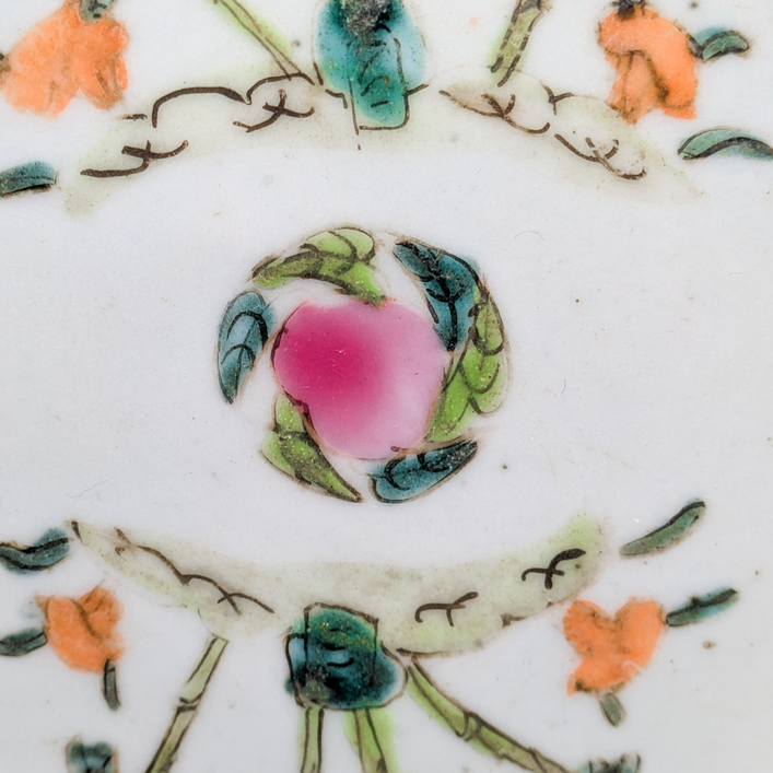 Platito Famille Rose Cantonés, China, Periodo Tongzhi (1861-1875)