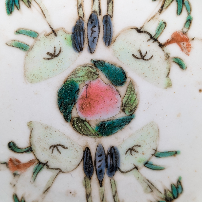 Platito Famille Rose Cantonés, China, Periodo Tongzhi (1861-1875)