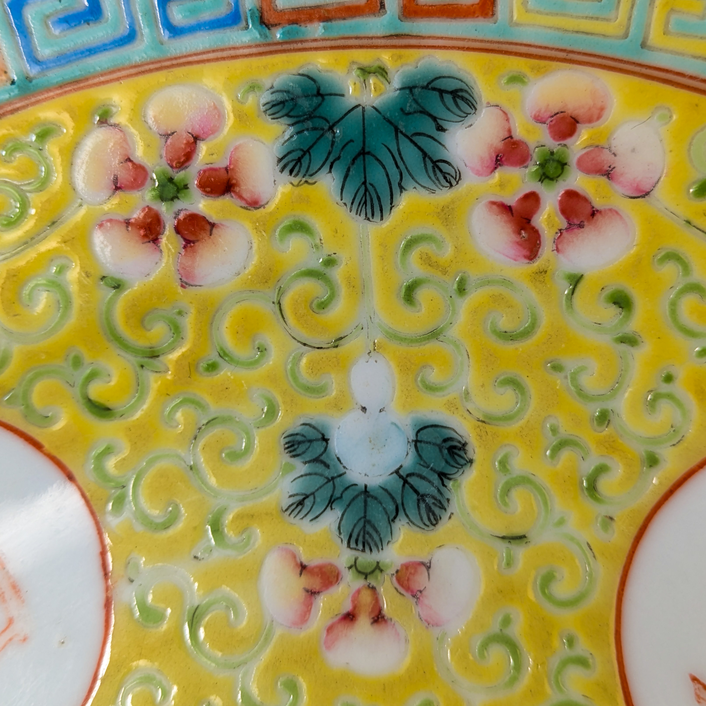 Plato Famille Jaune Wan Shou Wu Jiang, China, Dinastía Qing, Periodo Guangxu (1875-1908)