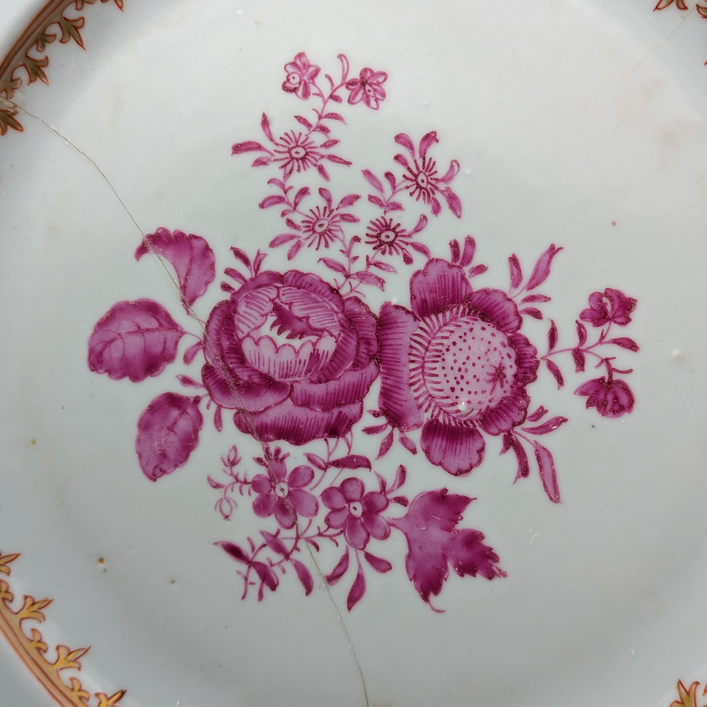 Plato Compania de Indias rosa y Dorado, China, Periodo Qianlong (1736-1795)