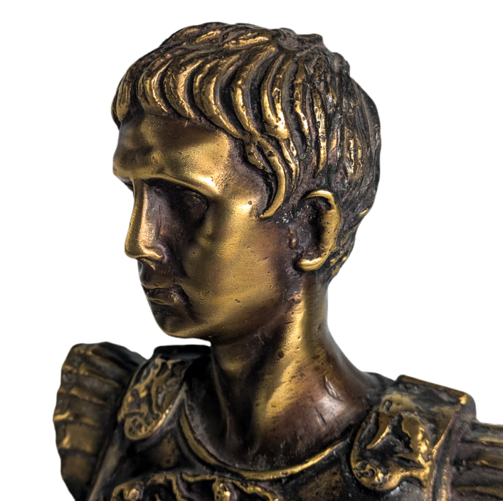 LOTE000526_04-1.png Busto de Julio César sobre base de madera c.1950