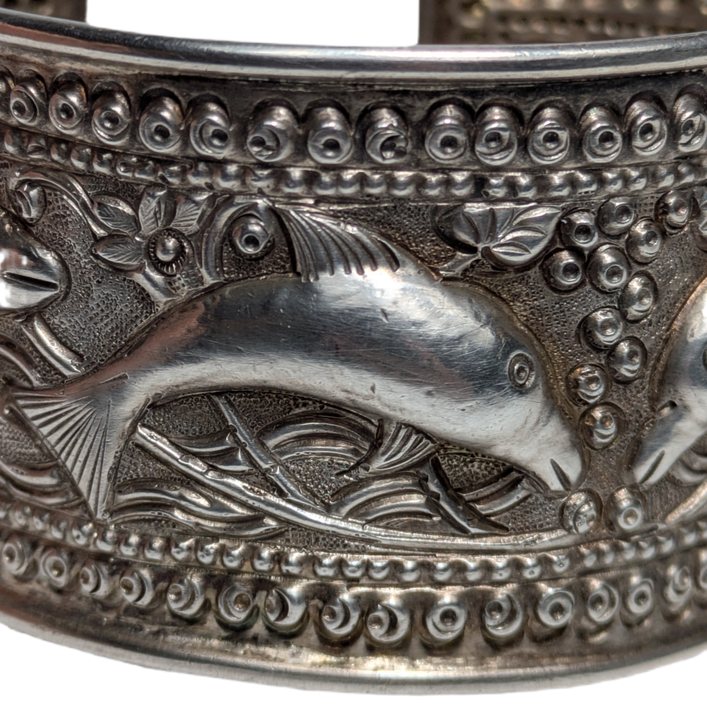Brazalete de Plata 925 Tibetana repujada con Delfines