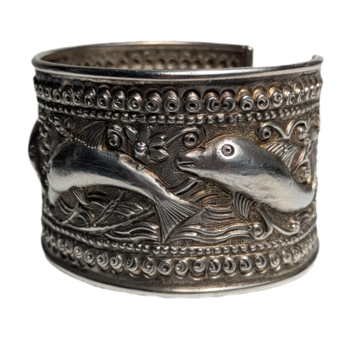 Brazalete de Plata 925 Tibetana repujada con Delfines