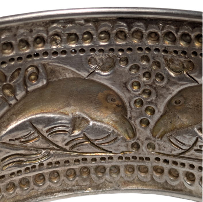 Brazalete de Plata 925 Tibetana repujada con Delfines