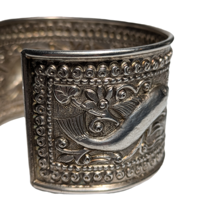 Brazalete de Plata 925 Tibetana repujada con Delfines